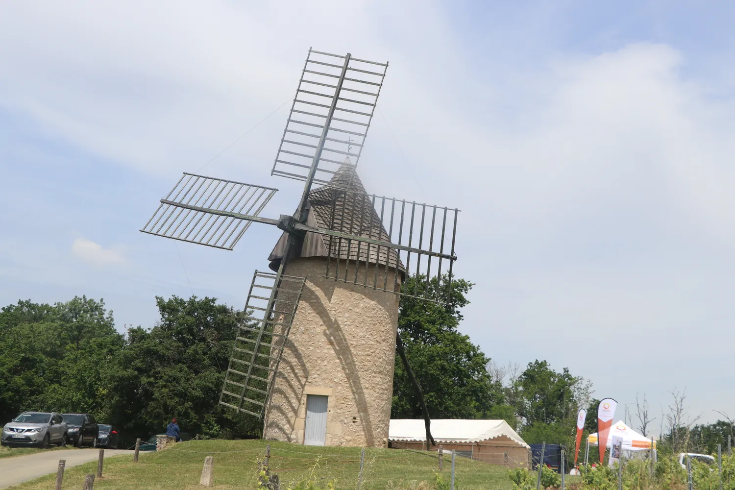 Image qui illustre: Visite commentée du moulin à vent de Cussol à Saint-Maixant - 0