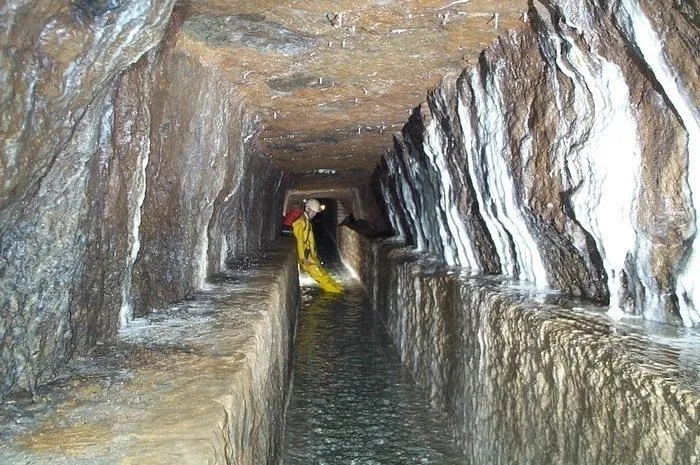 Image qui illustre: Visitez un ancien aqueduc souterrain à plus de 30 mètres de profondeur
