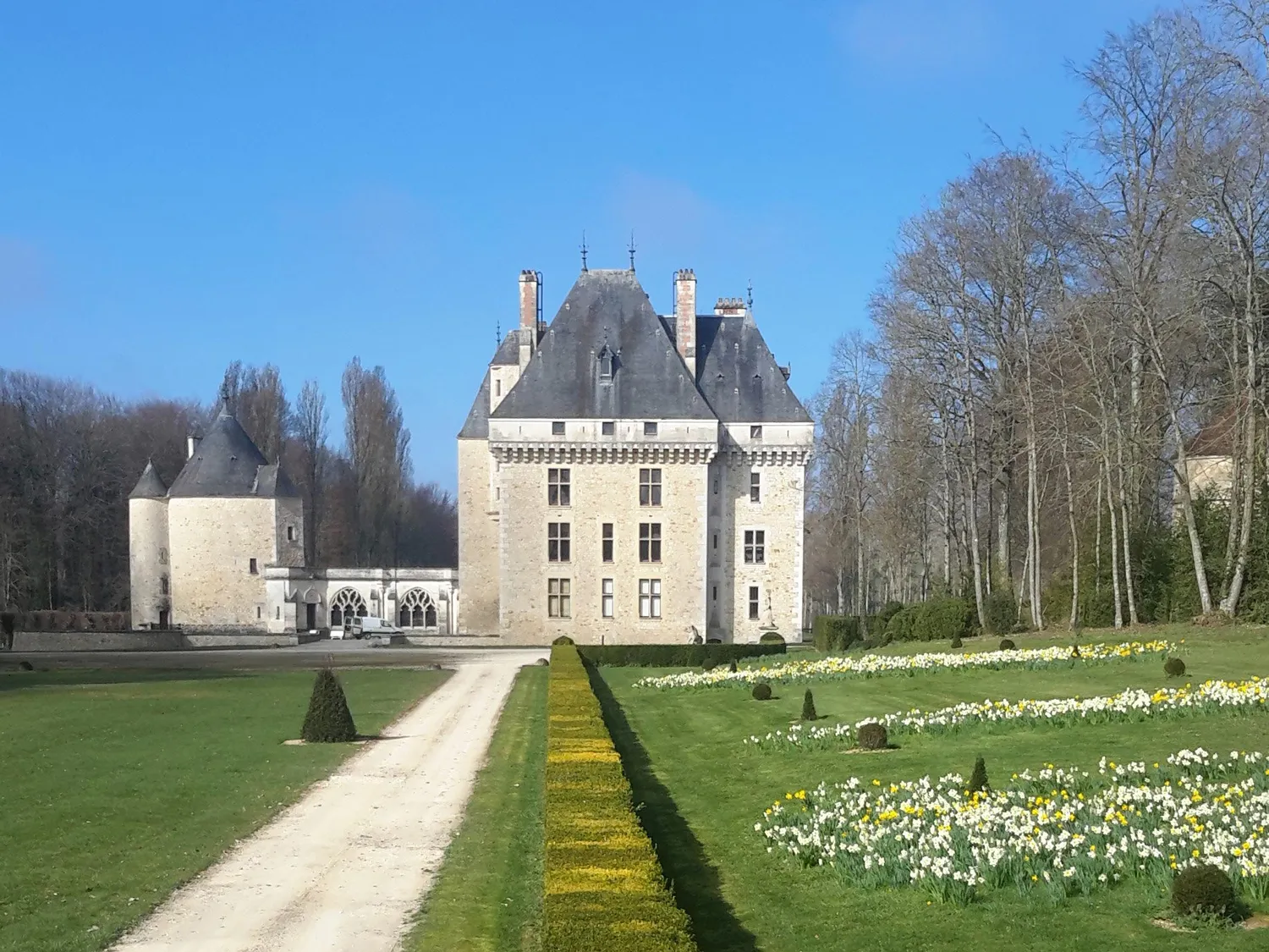 Image qui illustre: Parc Du Château De Maubranche à Moulins-sur-Yèvre - 2