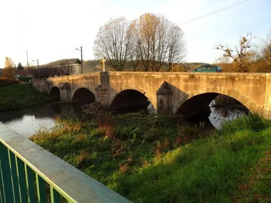 Image qui illustre: Le vieux pont sur le Sânon à Crévic - 0
