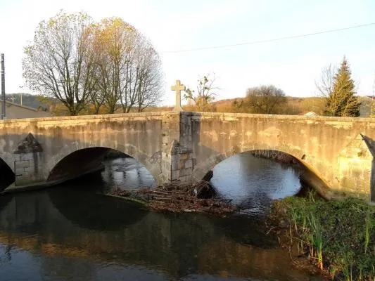 Image qui illustre: Le vieux pont sur le Sânon à Crévic - 2