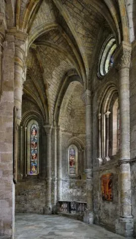 Image qui illustre: Explorez l'abbatiale Saint-Sauveur