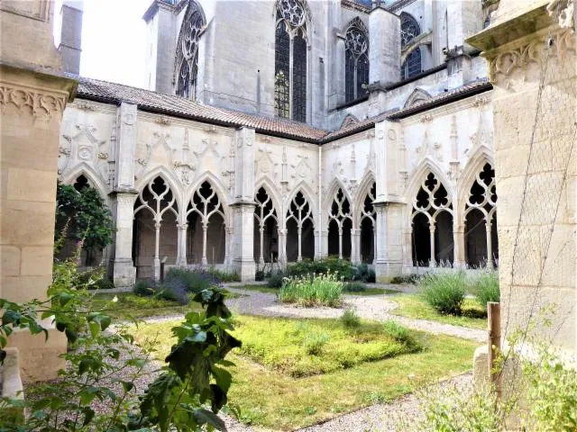 Image qui illustre: Le jardin et Cloître de la collégiale Saint Gengoult