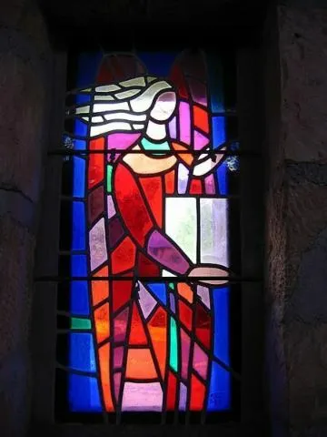 Image qui illustre: Découverte libre d'une église contemporaine et de ses fresques et vitraux