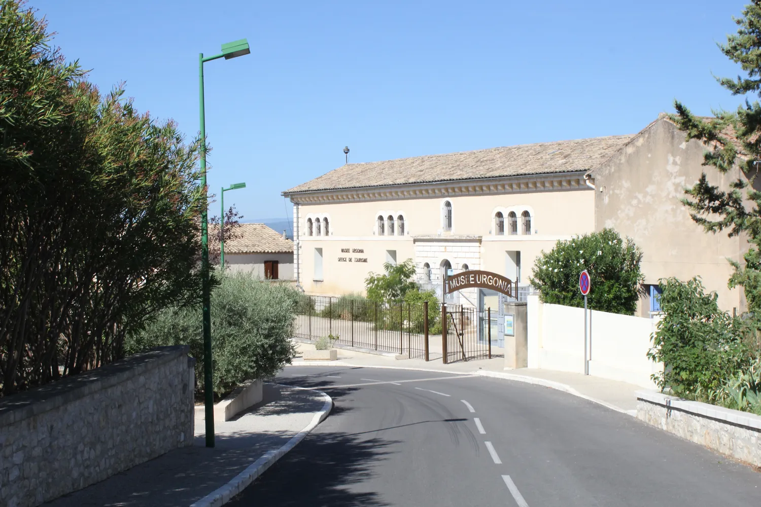 Image qui illustre: Balade Sur Les Routes Provençales à Orgon - 1