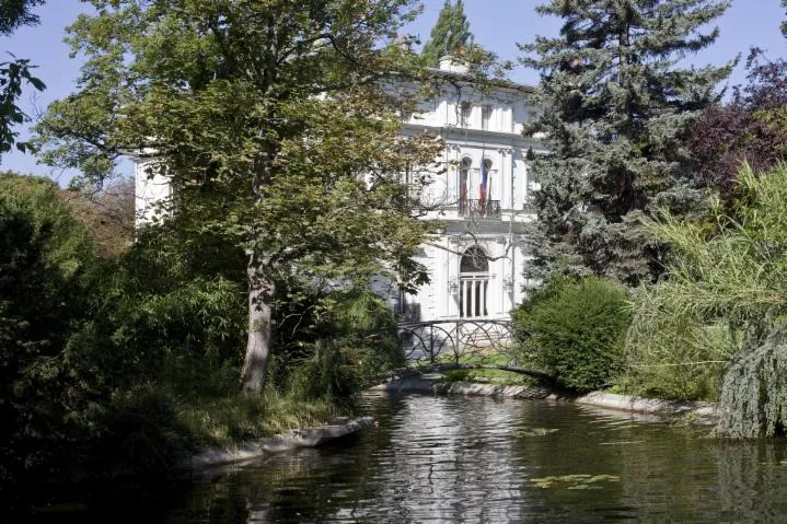 Image qui illustre: Visite commentée des jardins du Château des Mêches