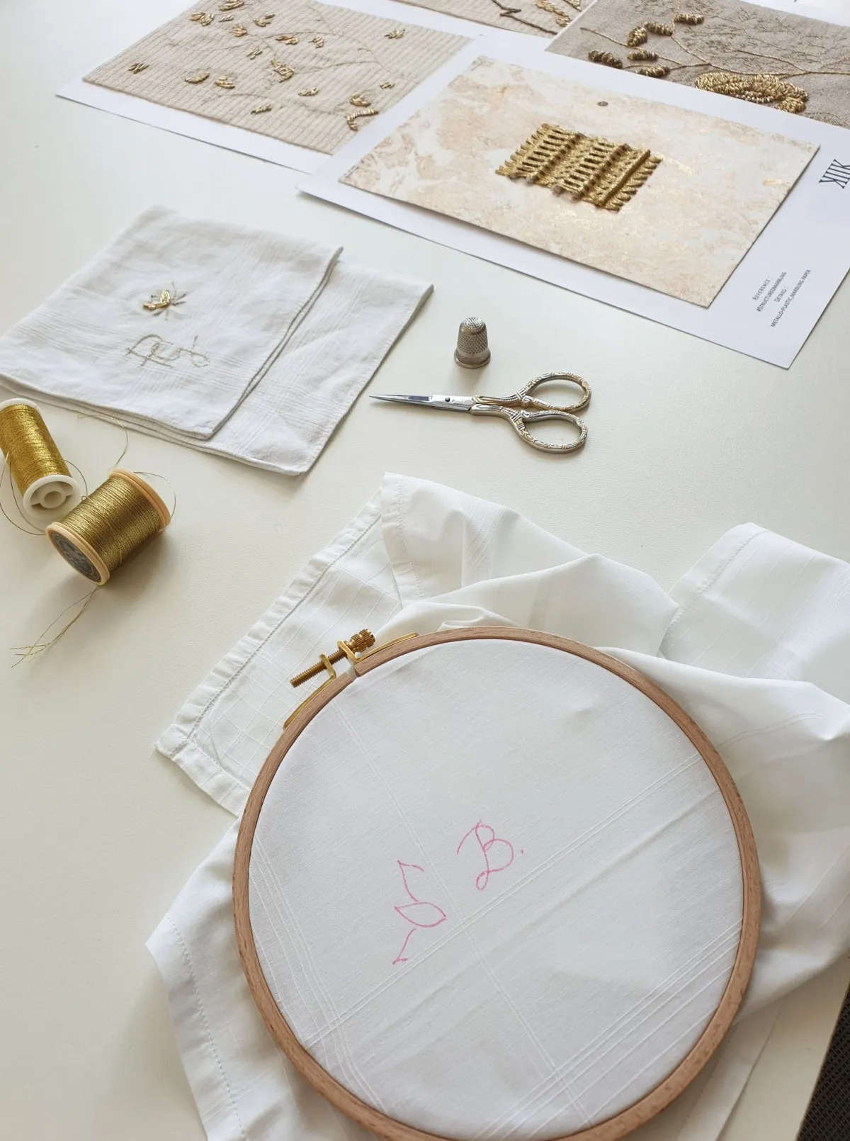 Image qui illustre: Brodez votre mouchoir en coton au fil d'or à Montreuil - 1