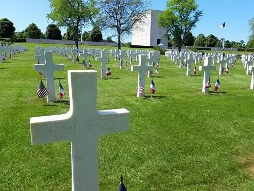 Image qui illustre: Découvrez l'un des plus grands cimetières américains d'Europe