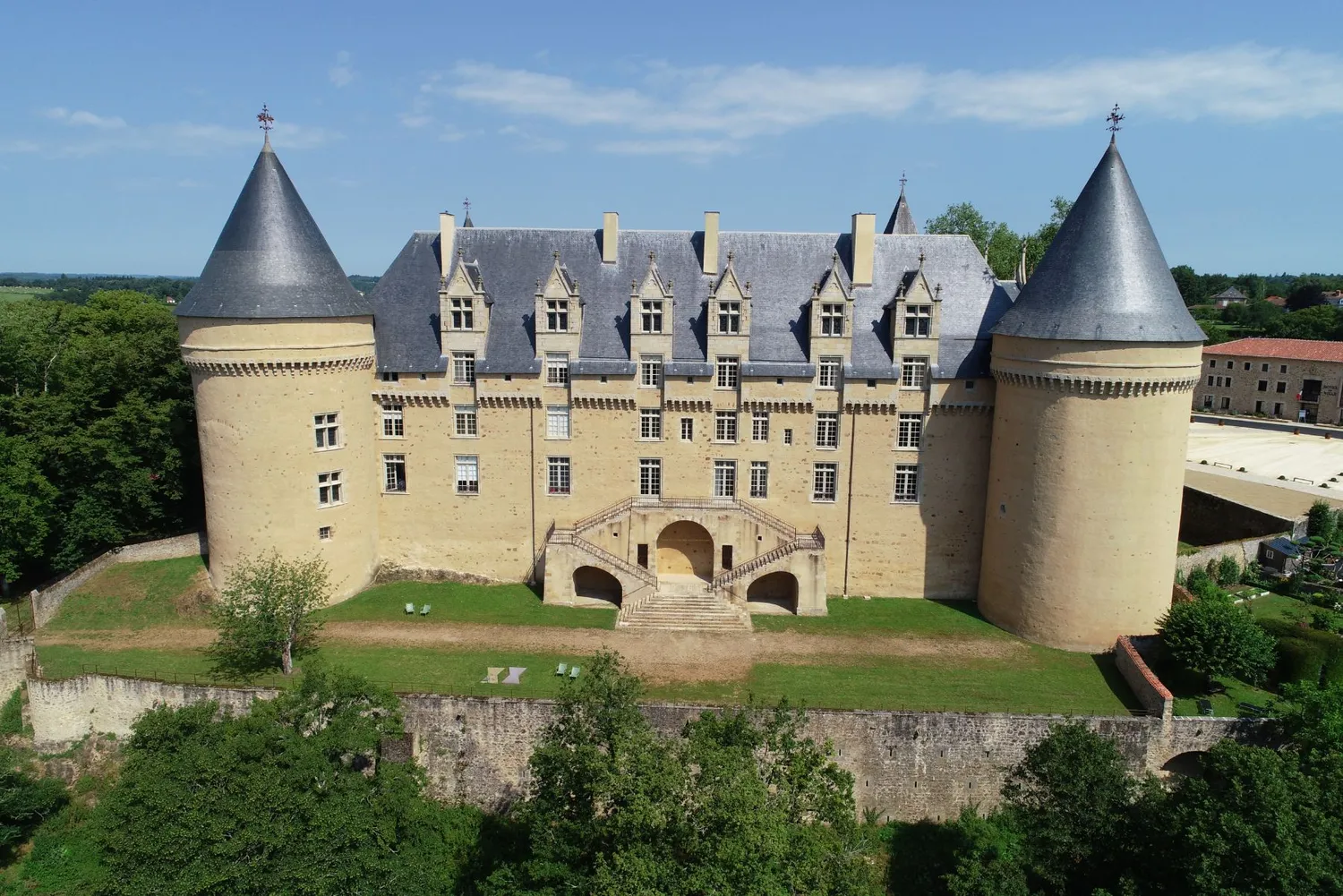 Image qui illustre: Château De Rochechouart à Rochechouart - 1