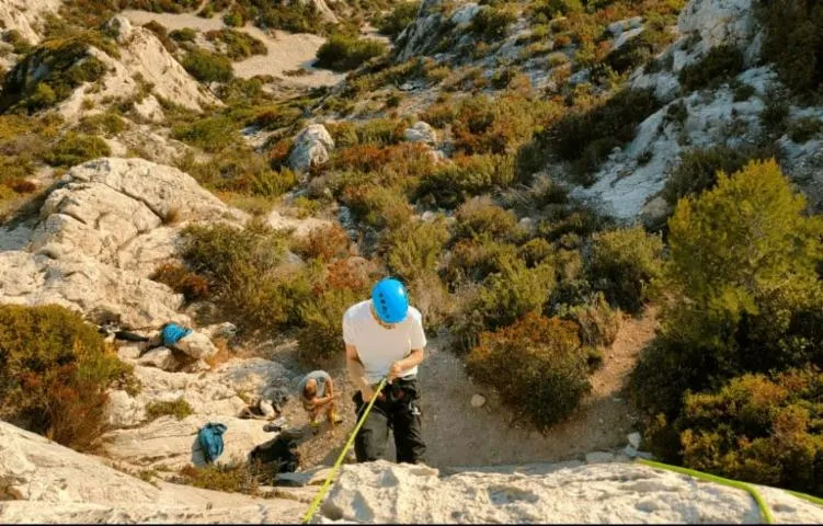 Image qui illustre: Cours d'escalade dans le Parc national des Calanques, Marseille