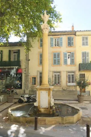 Image qui illustre: Fontaine Du Pélican