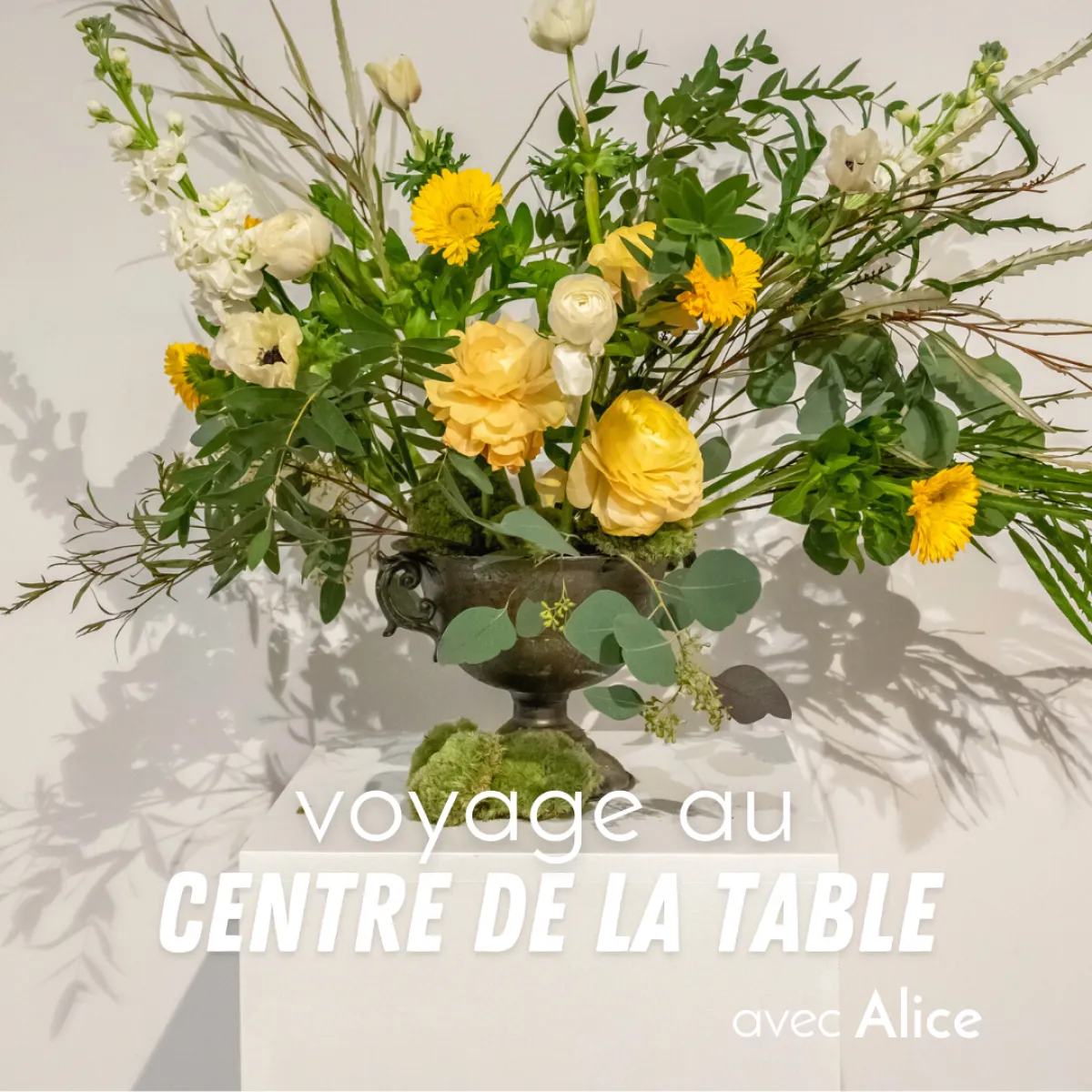 Image qui illustre: Composez votre centre de table en fleurs fraîches à Paris - 0
