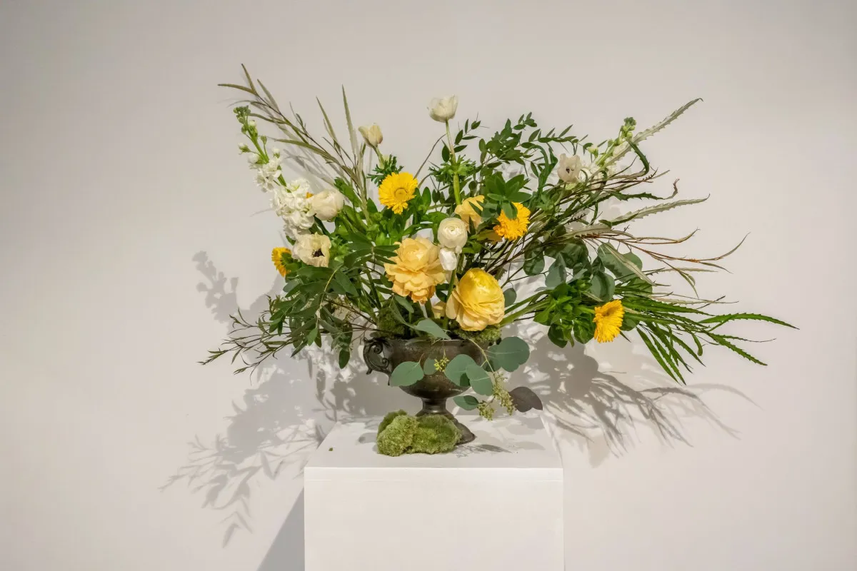 Image qui illustre: Composez votre centre de table en fleurs fraîches à Paris - 2