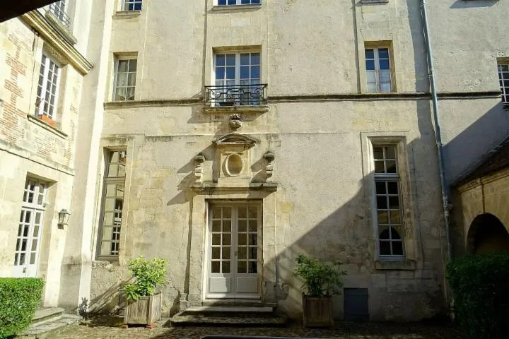 Image qui illustre: Hôtel de la Corne du Cerf