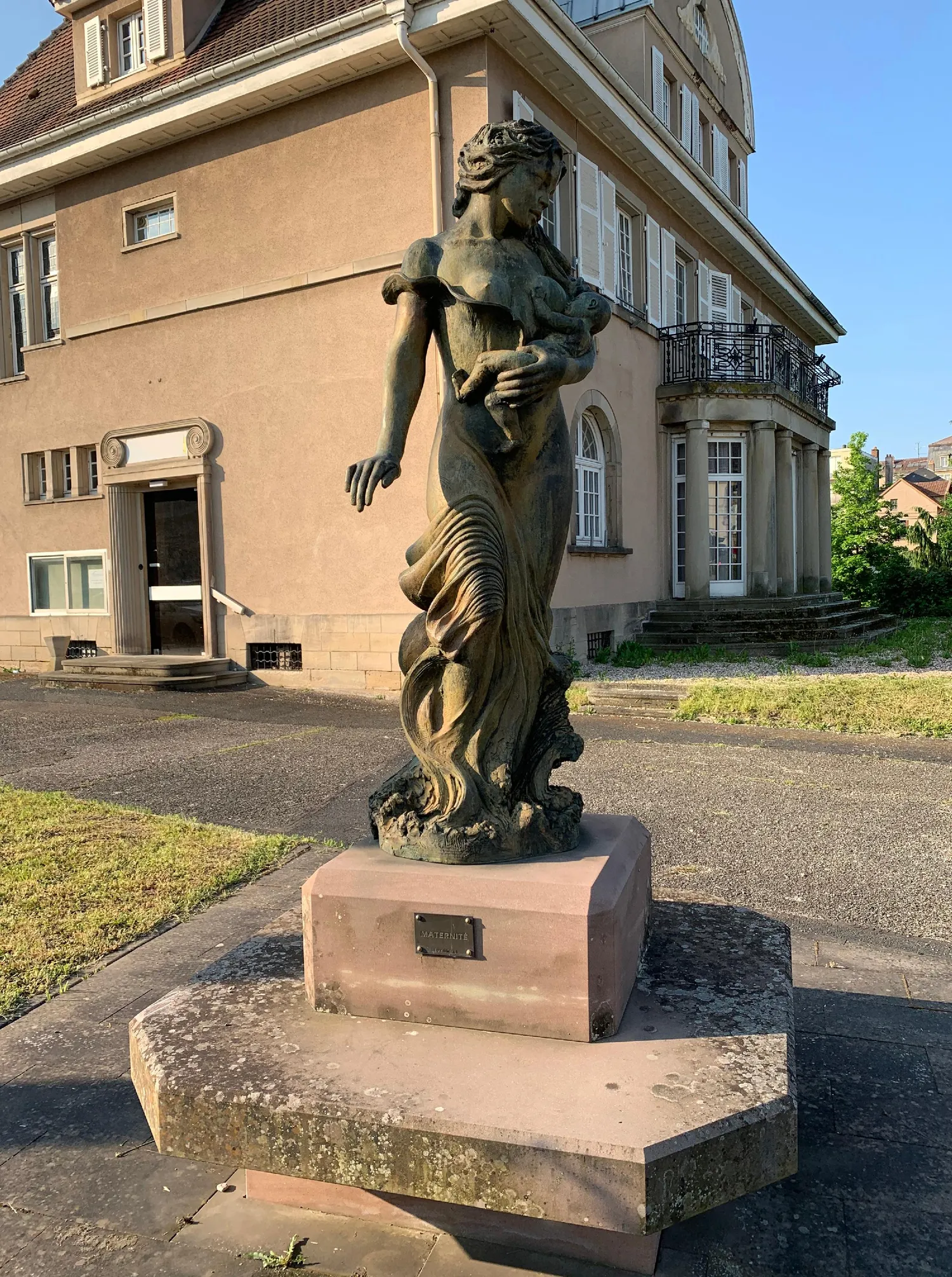 Image qui illustre: La sculpture « Maternité » à Sarrebourg - 0