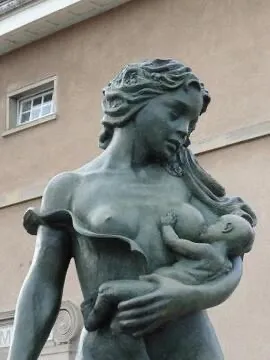 Image qui illustre: La sculpture « Maternité » à Sarrebourg - 1