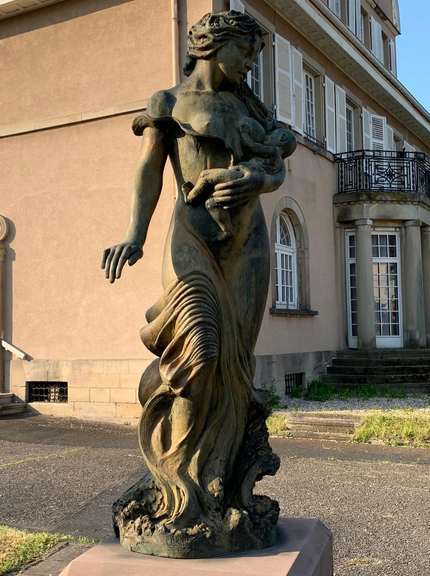 Image qui illustre: La sculpture « Maternité » à Sarrebourg - 2