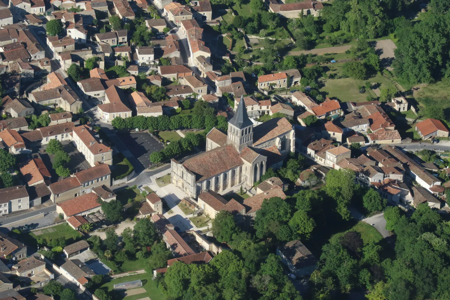 Image qui illustre: Visite guidée du bourg de Saint-Amant de Boixe à Saint-Amant-de-Boixe - 0