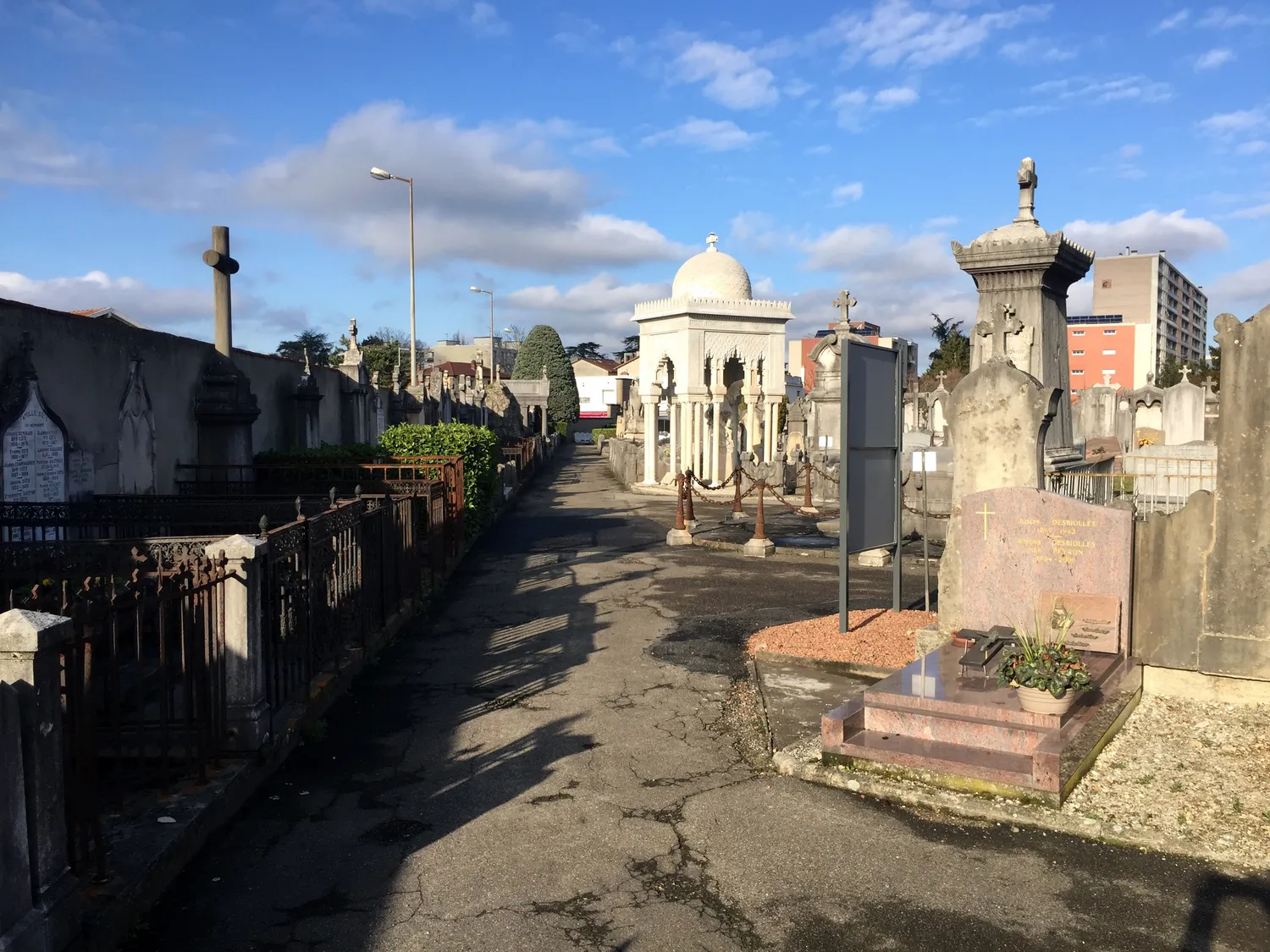 Image qui illustre: Cimetière de Caluire à Caluire-et-Cuire - 0