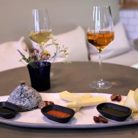 Image qui illustre: Accordez fromage, vin nature et sauce piquante