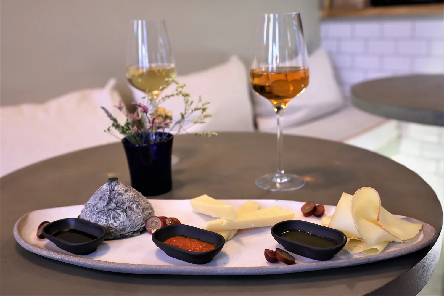 Image qui illustre: Accordez fromage, vin nature et sauce piquante à Paris - 1