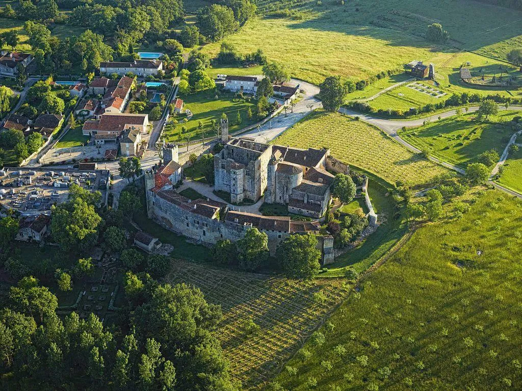 Image qui illustre: Une escapade médiévale dans l'une des plus petites cités fortifiées de France à Larressingle - 0
