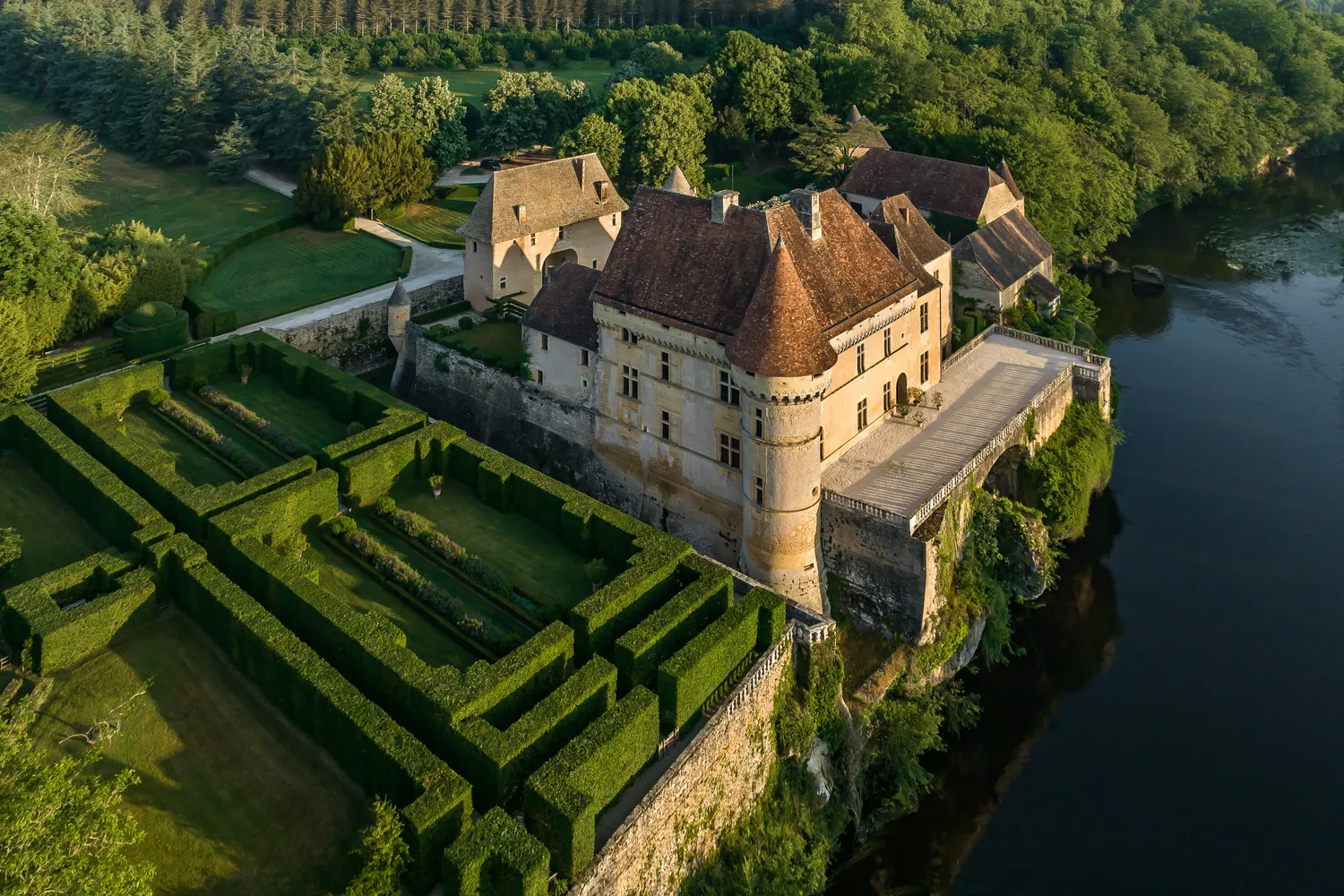 Image qui illustre: Découverte et flânerie aux jardins du Château de Losse à Thonac - 0