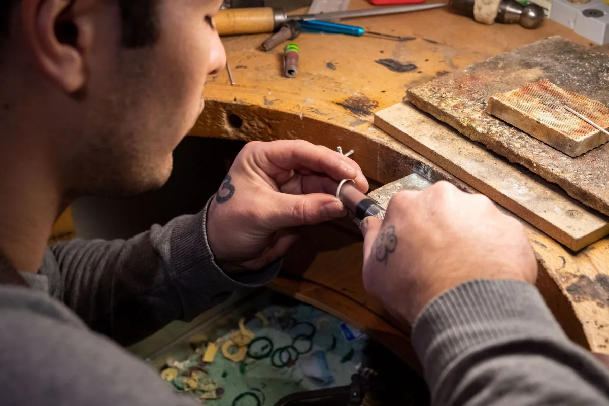 Image qui illustre: Créez votre bague sertie en argent à Lyon - 1