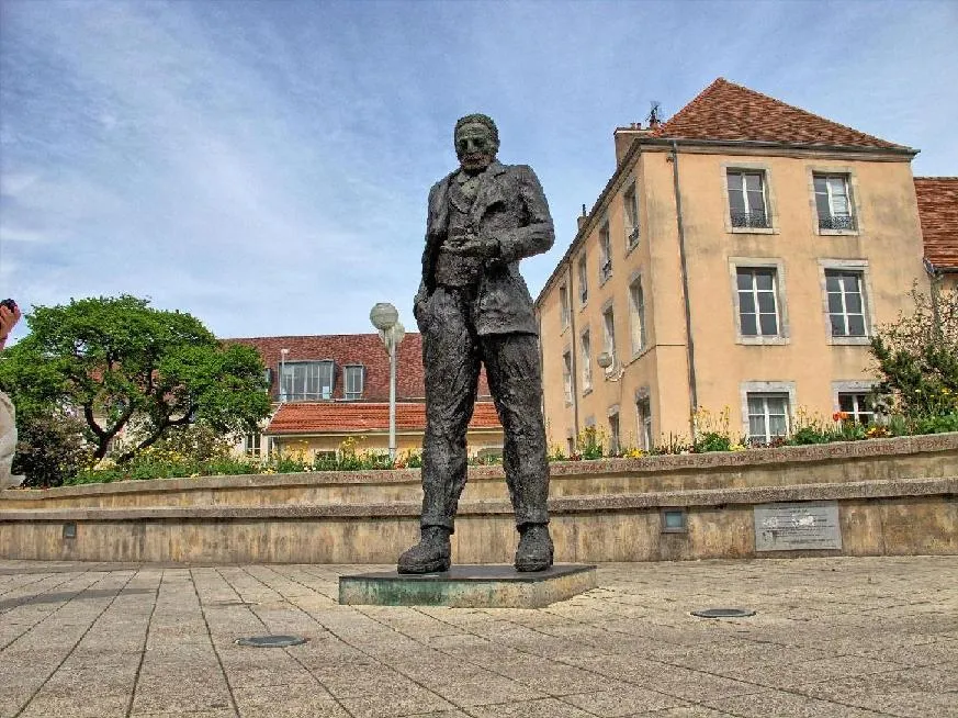 Image qui illustre: Statue de Victor Hugo