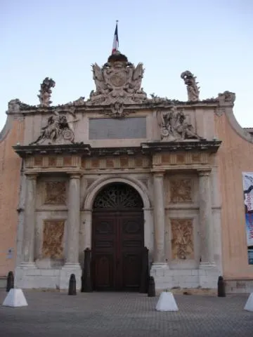 Image qui illustre: La porte de l'Arsenal (porte du Musée de la Marine)