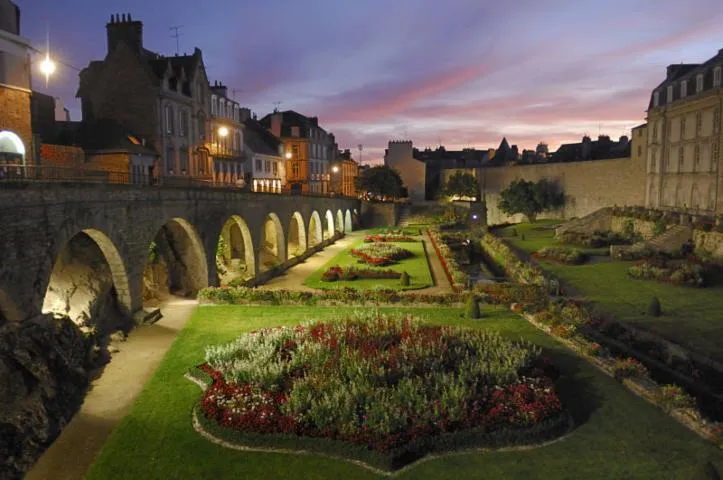 Image qui illustre: Remparts de Vannes & Jardin des remparts