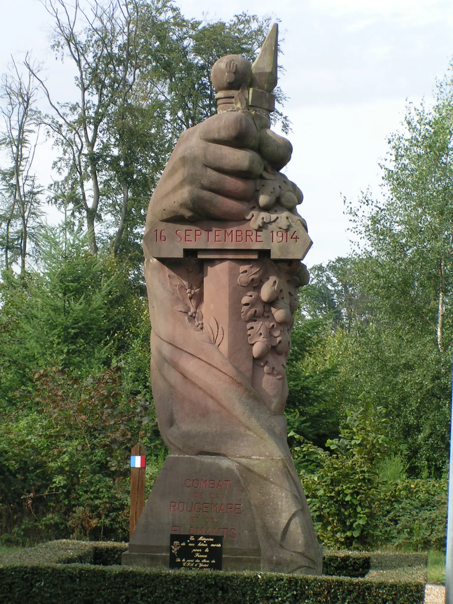 Image qui illustre: Monument de la Rougemare à Neuf-Marché - 0