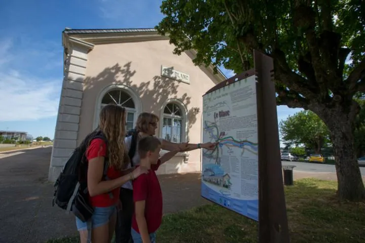 Image qui illustre: Balade À Pied N°12 - Chemin D'eau, Chemin De Fer