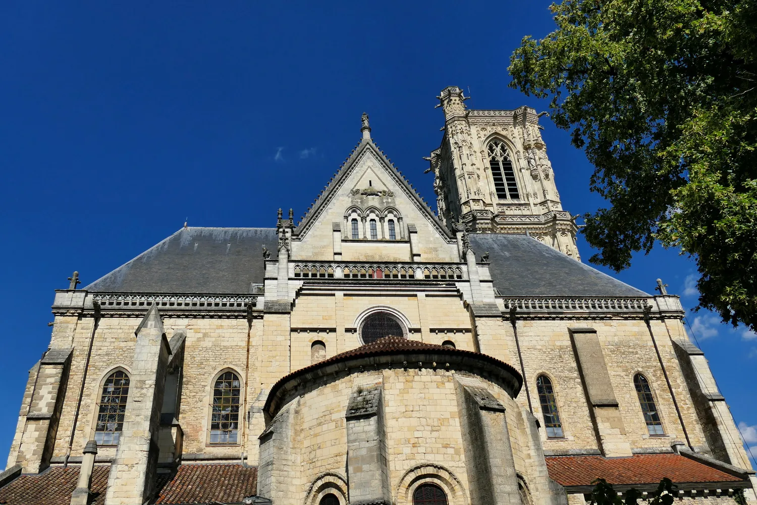 Image qui illustre: Cathédrale Saint-cyr Sainte-julitte à Nevers - 0