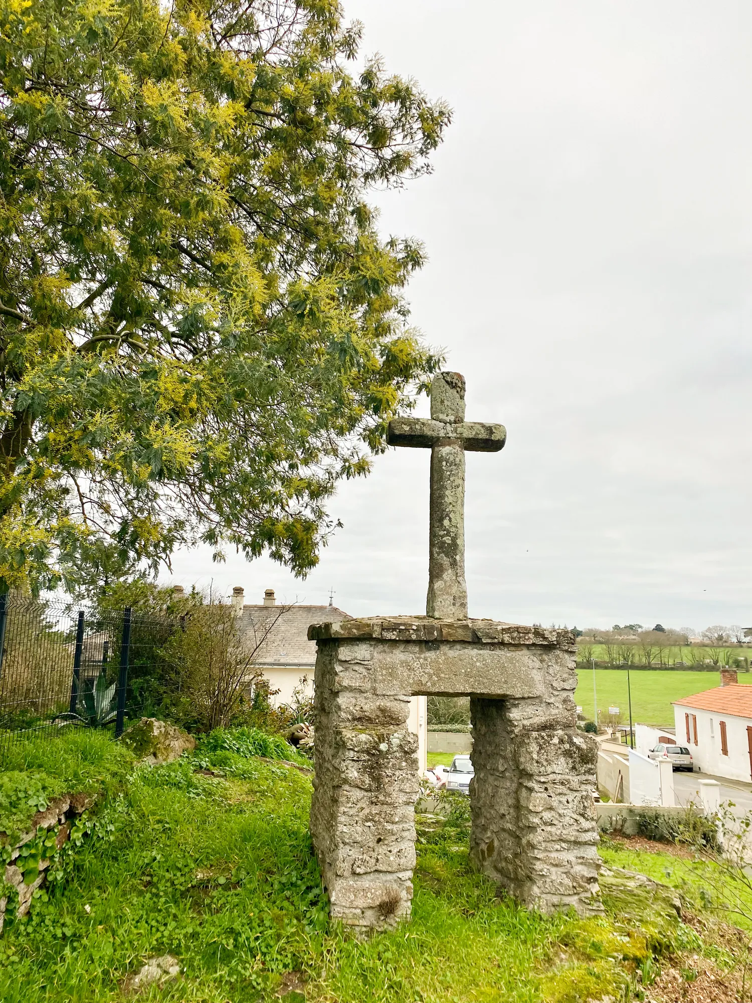 Image qui illustre: La Croix Percée à Saint-Viaud - 0