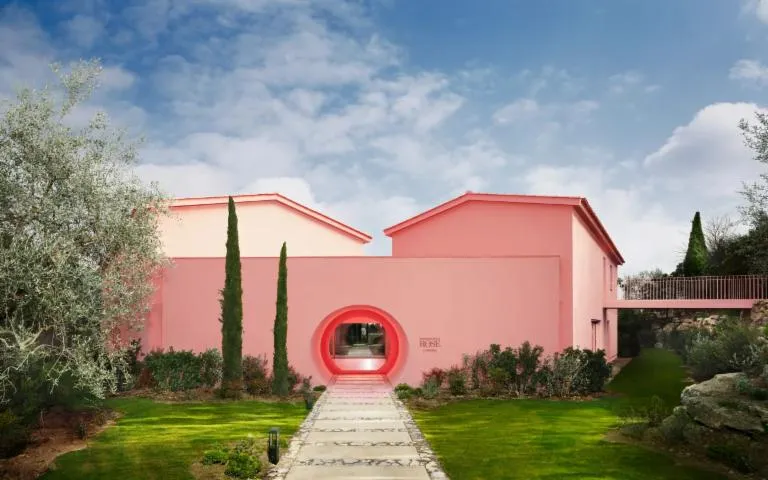 Image qui illustre: Visite guidée au Domaine de la Rose de Lancôme, du Groupe L'Oréal