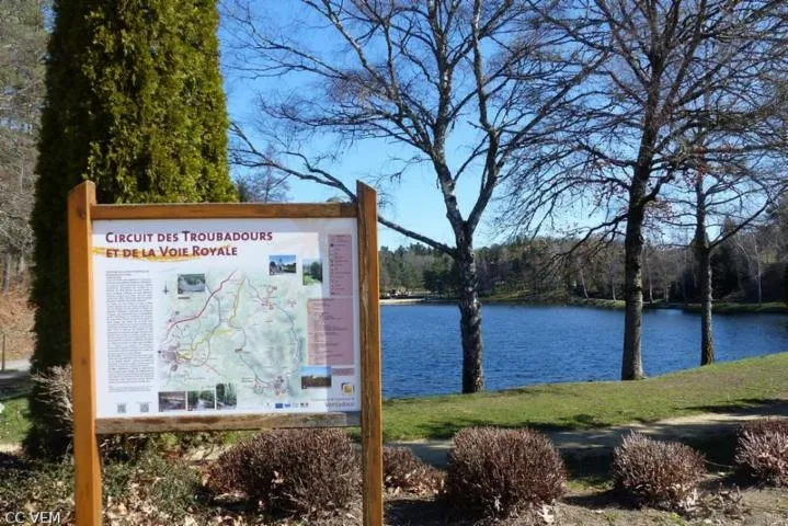 Image qui illustre: Du Lac Du Deiro À Las Vergnas