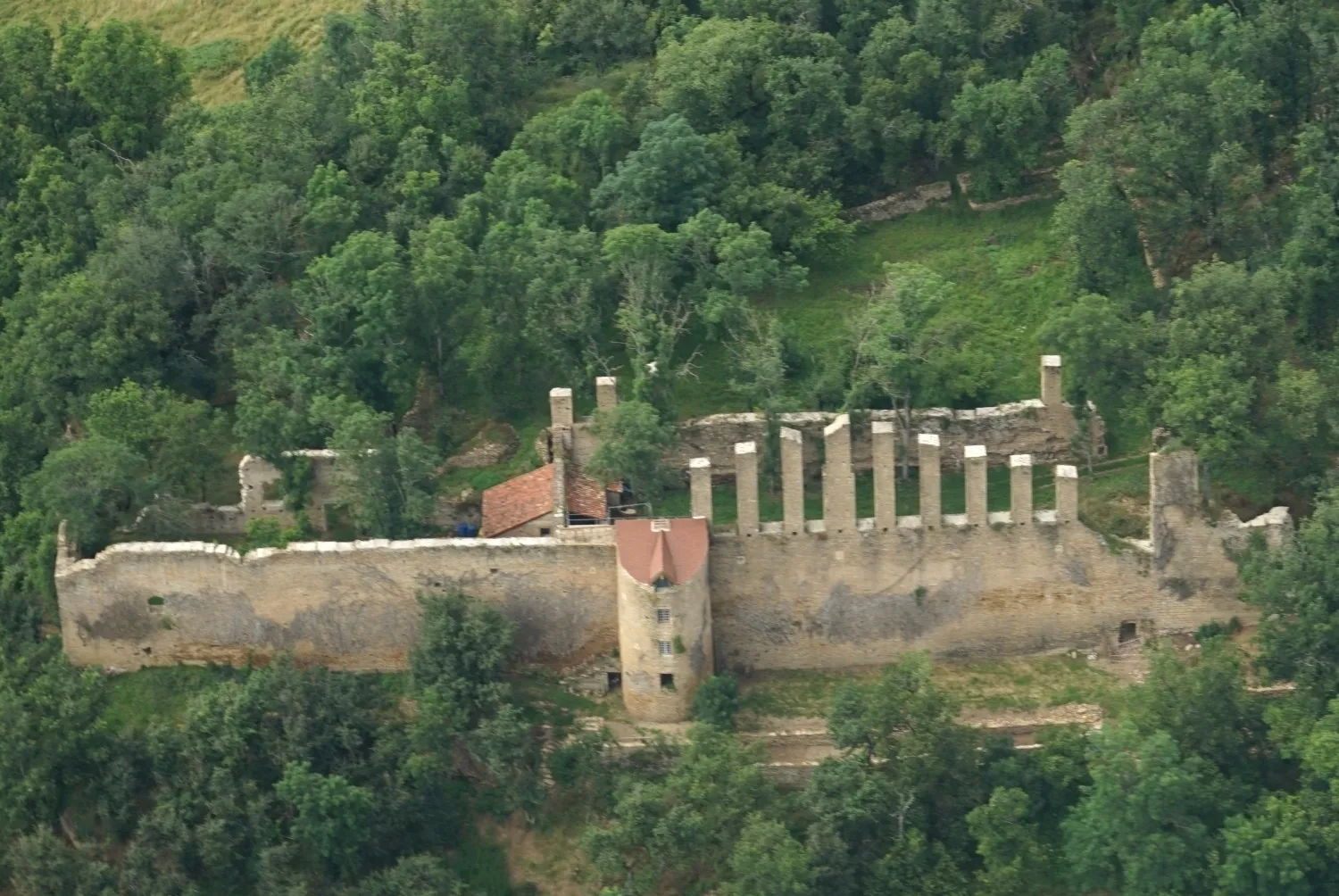 Image qui illustre: Visite du château de Lourdon à Lournand - 0