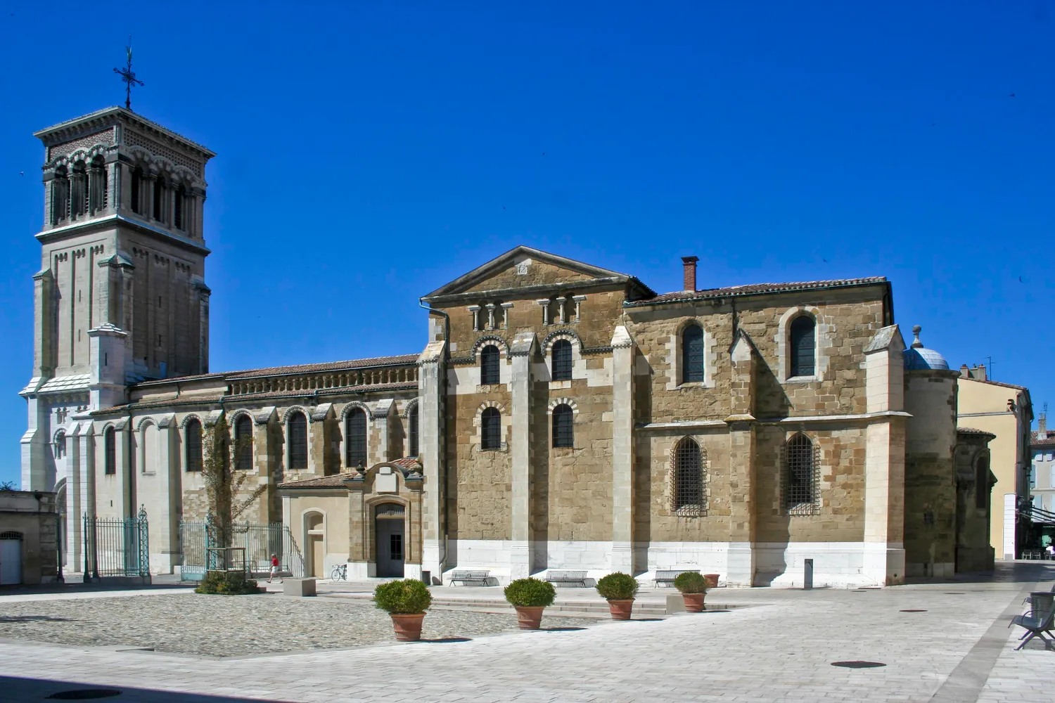Image qui illustre: La Cathédrale Saint-apollinaire à Valence - 0