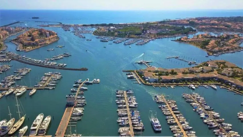 Image qui illustre: Port de Cap d'Agde