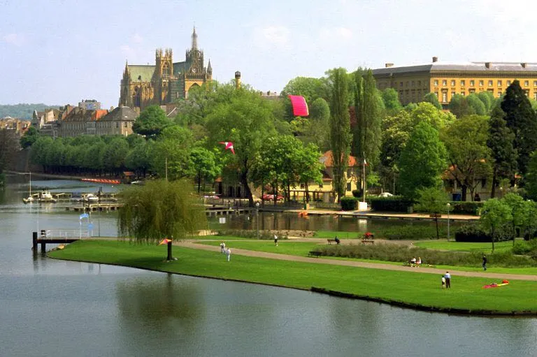 Image qui illustre: Les rives de la Moselle et le Plan d'eau à Metz 