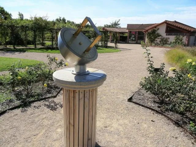 Image qui illustre: visite découverte du cadran solaire de la roseraie