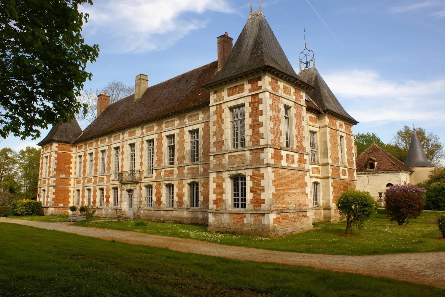 Image qui illustre: Découvrez les magnifiques extérieurs d'un château aubois en visite commentée à Villemereuil - 0
