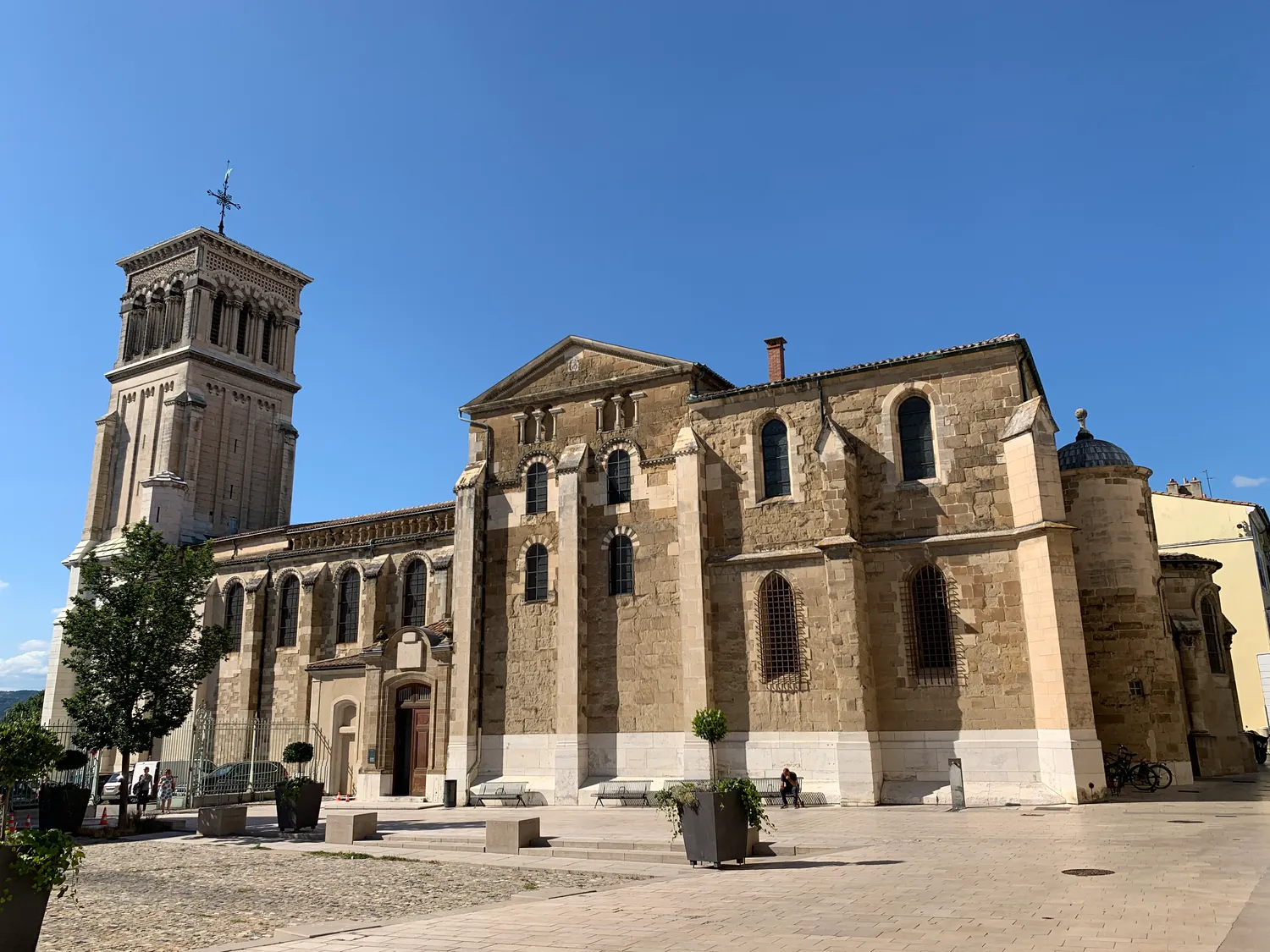 Image qui illustre: Cathédrale Saint-Apollinaire de Valence à Valence - 0