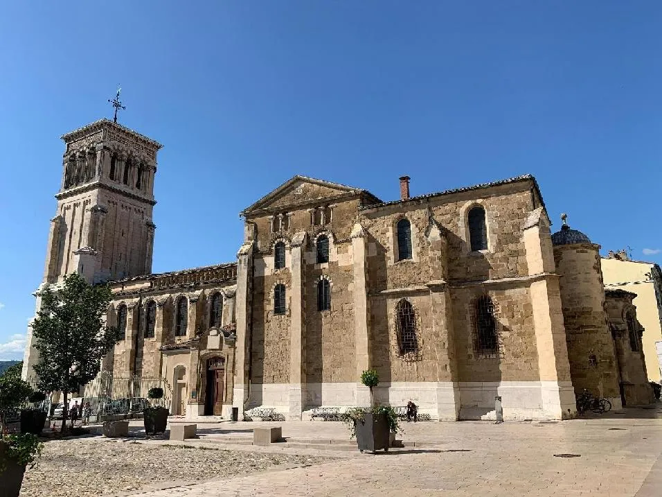 Image qui illustre: Cathédrale Saint-Apollinaire de Valence
