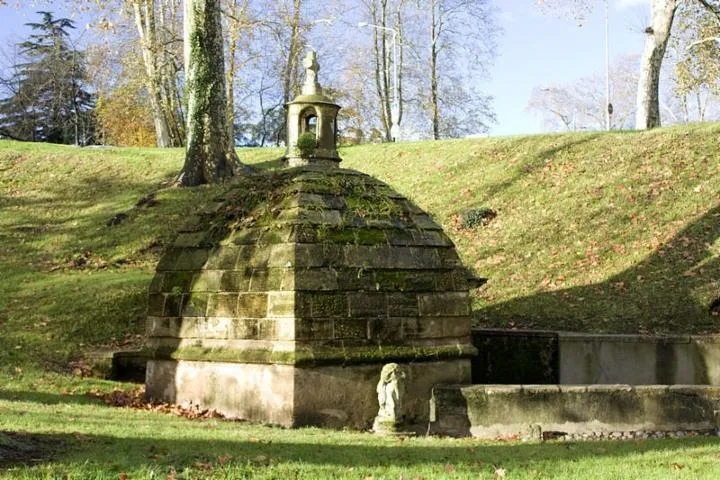 Image qui illustre: Fontaine Saint-Léon