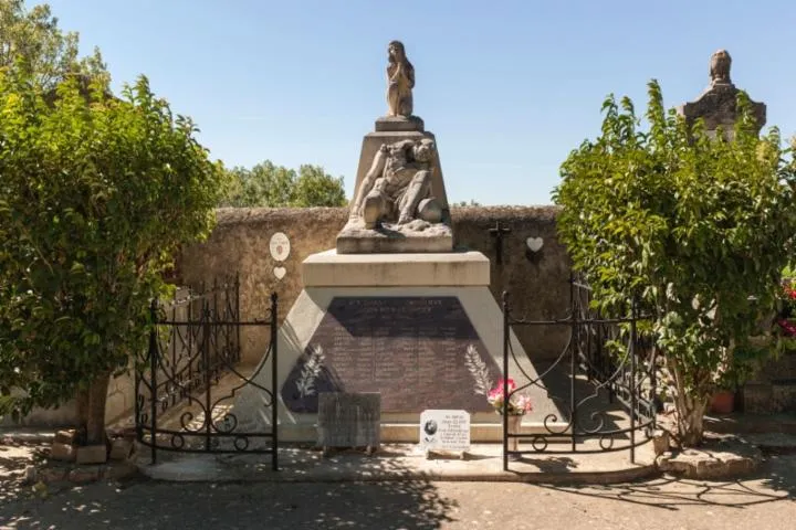 Image qui illustre: Le Monument Aux Morts - Corneilhan