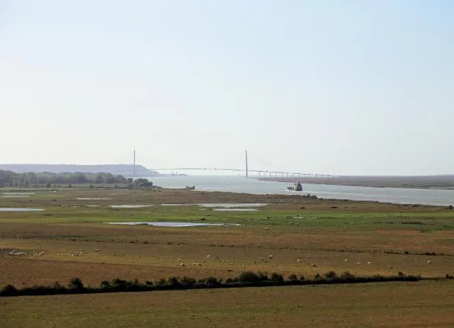 Image qui illustre: Le pont de Normandie soumis aux éléments naturels 