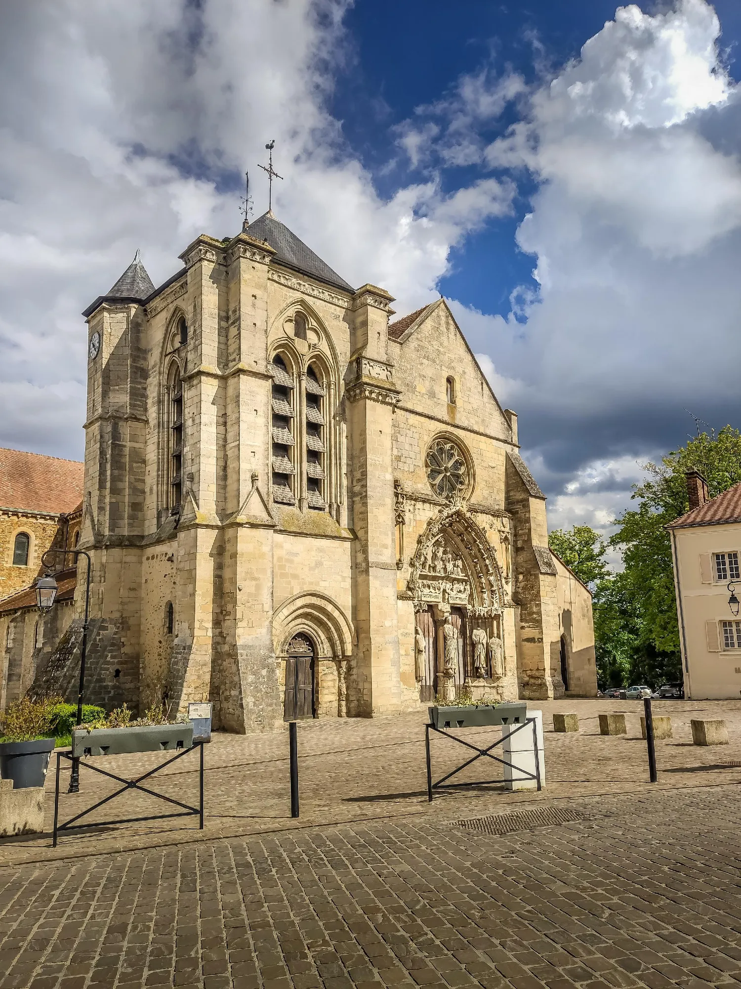 Image qui illustre: Basilique Notre-Dame de la Bonne Garde à Longpont-sur-Orge - 2