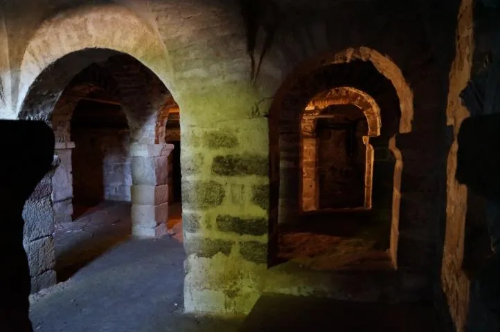 Image qui illustre: Visite guidée de la crypte Saint-Andoche et des vestiges de la porte romaine de l'ouest